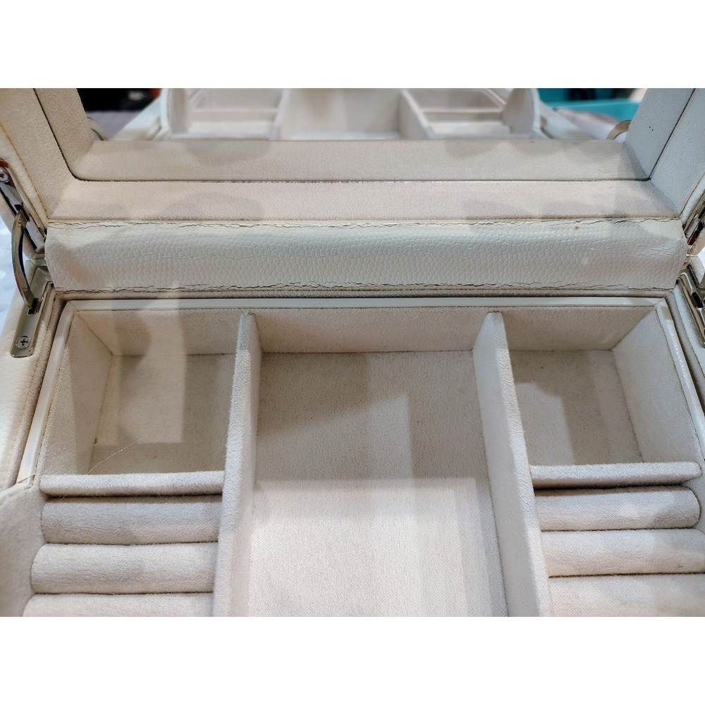 Wolf Pottery Barn Ivory Jewelry Box With Key Leatherette - Picture 10 of 16